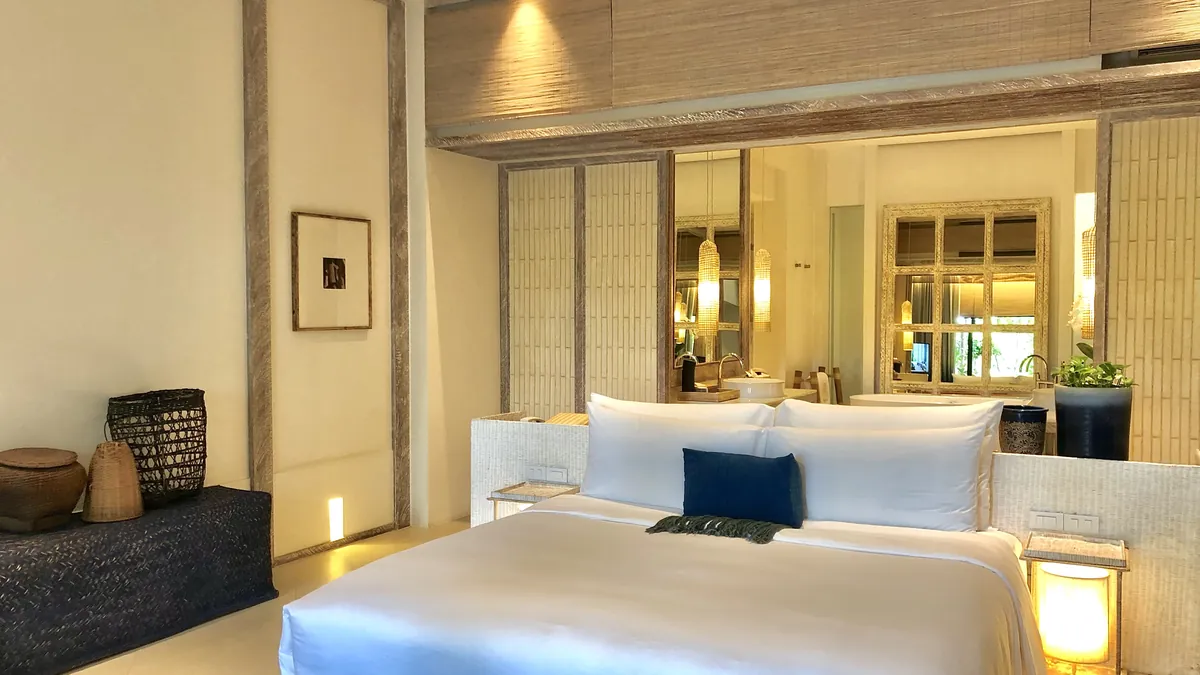 Chambre d'hôtel boutique asiatique moderne avec éclairage de chevet et inspection de la décoration