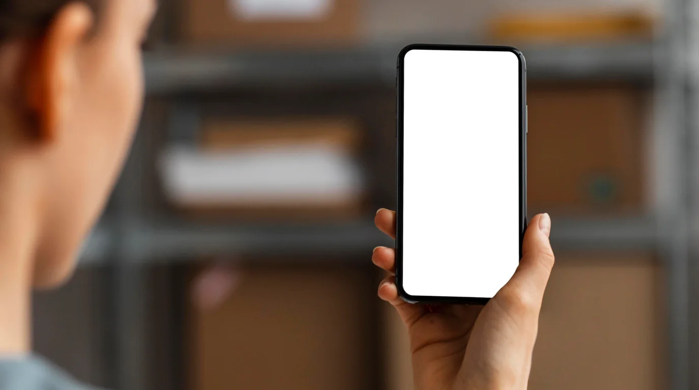Persona che utilizza la fotocamera di uno smartphone per scansionare l'etichetta di un integratore su una bottiglia