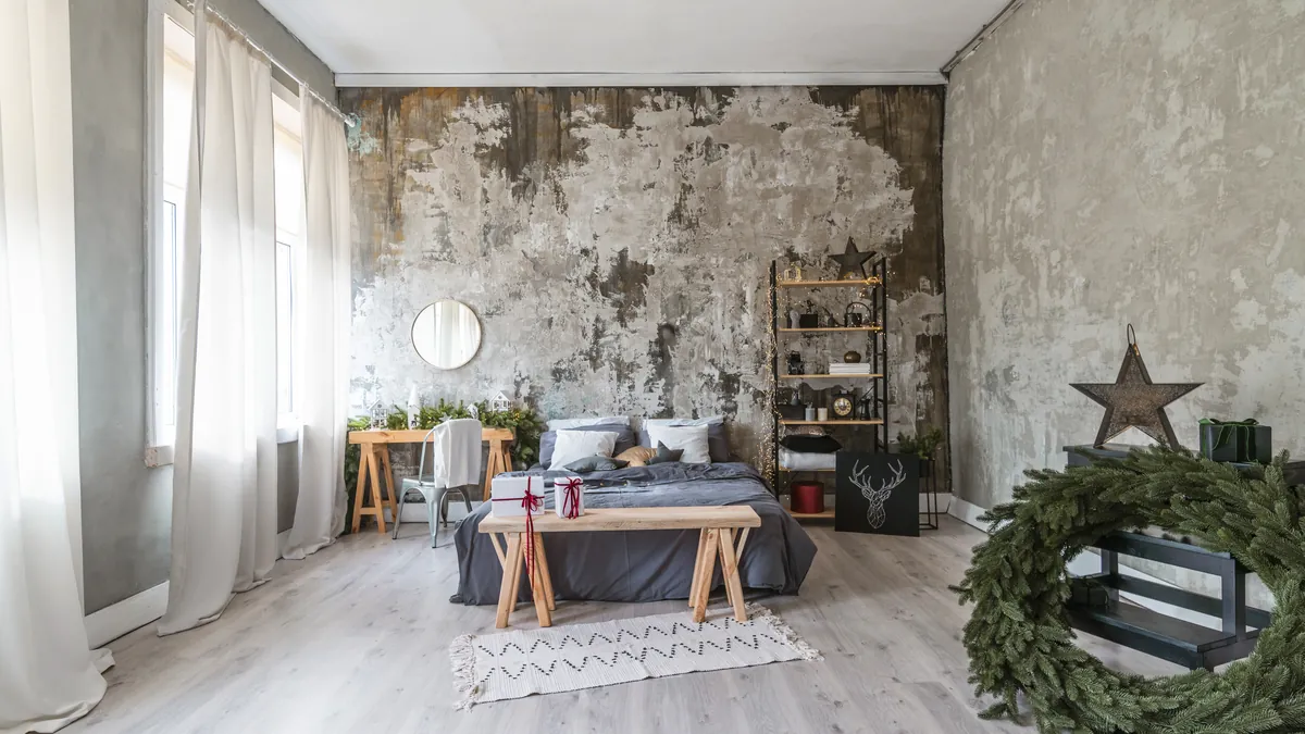 Interior de apartamento na cidade europeia com prateleiras decorativas e luminárias de parede