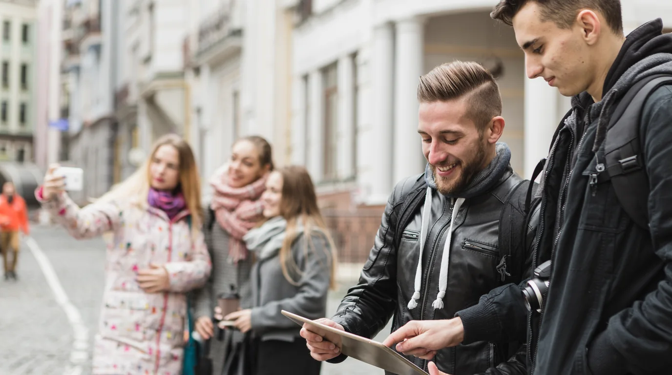 Interfaccia dello smartphone che nasconde tatuaggi caratteristici e punti di riferimento facciali dai filmati della folla in alta definizione