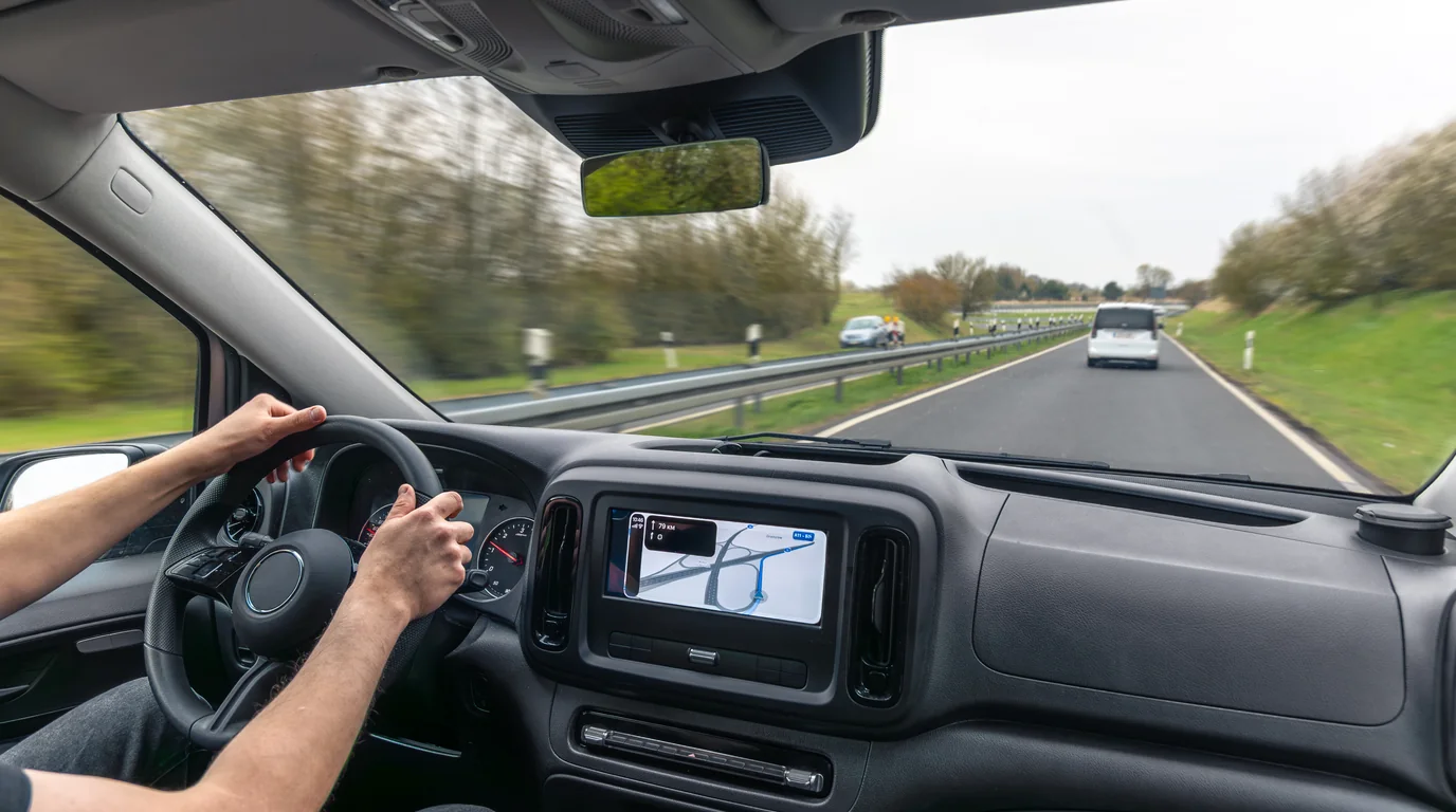Grabación con cámara de tablero en una carretera con cuadros borrosos de seguimiento de movimiento en tiempo real sobre los registros de vehículos