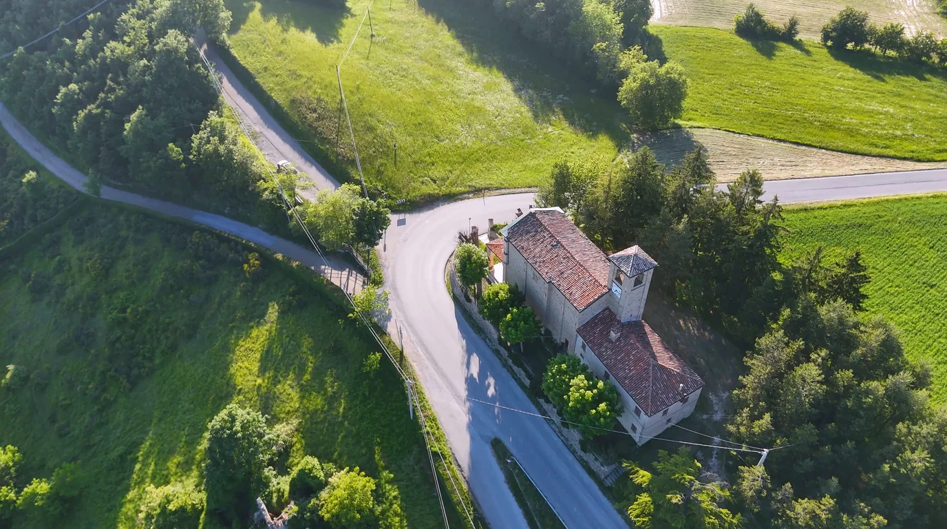 Drone aereo che vola sopra un quartiere suburbano con case e cortili