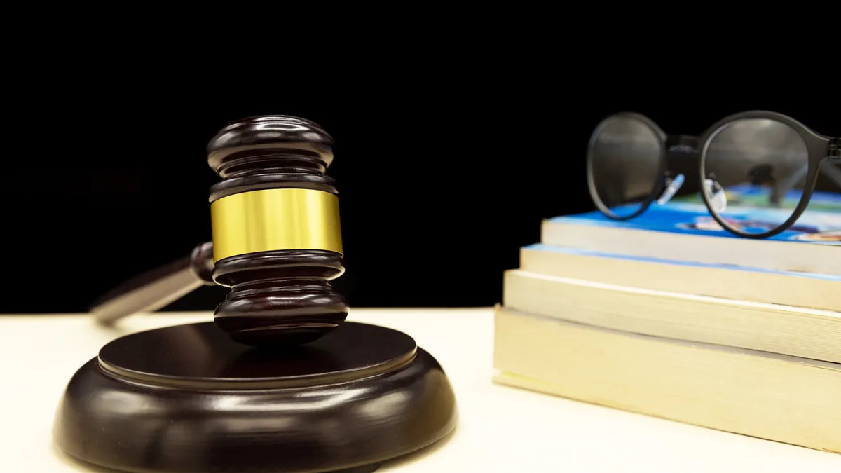 象徵隱私保護法的法律法規書籍和木槌
