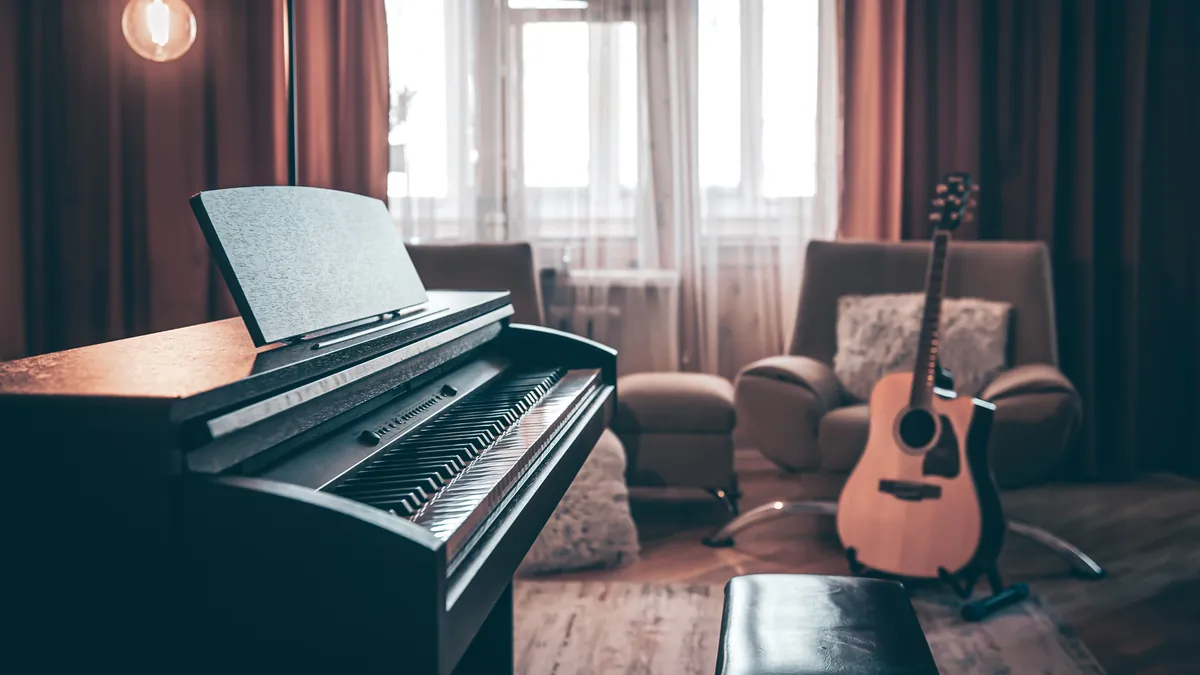 Micrófono de audio profesional en un estudio que ilustra la detección de sonido acústico