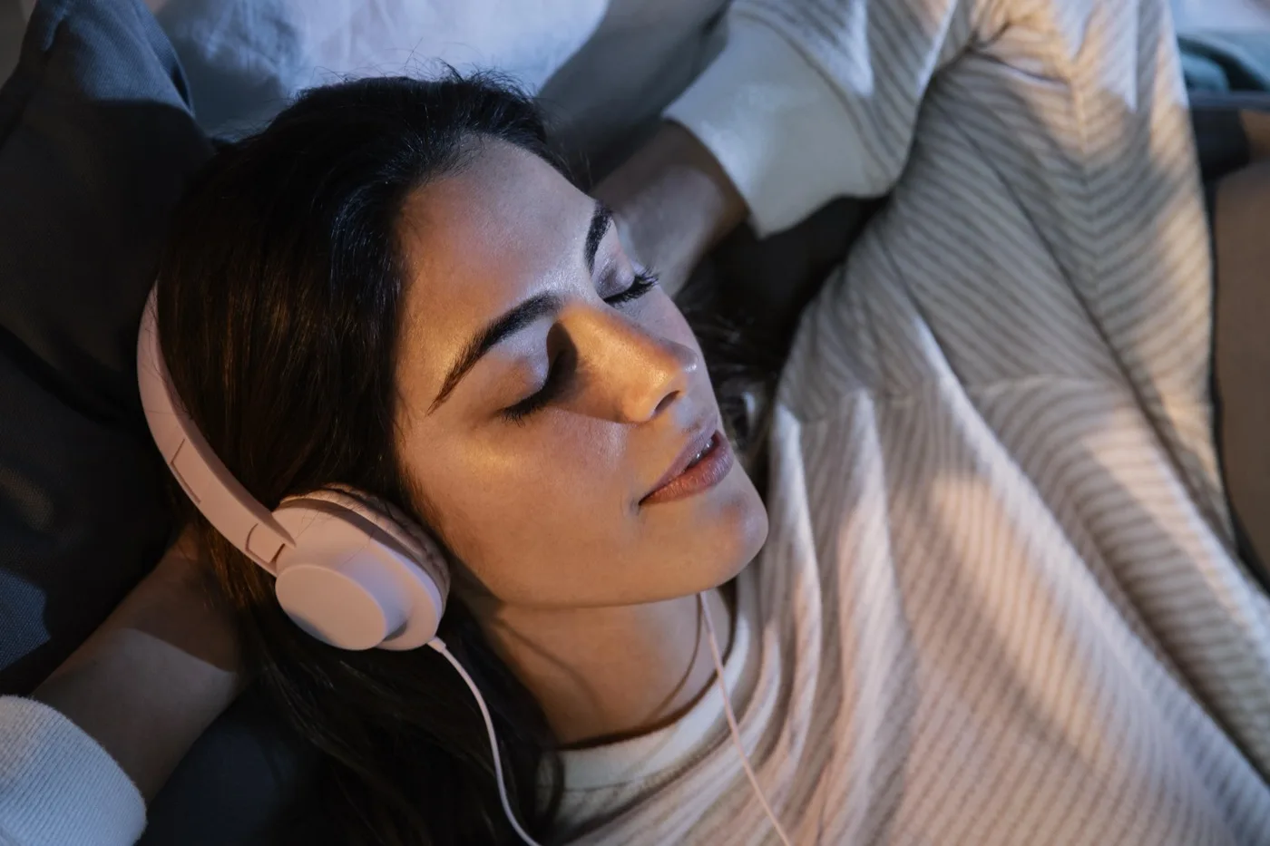 How to Fall Asleep Faster: Combining Deep Breathing with Ambient Sleep Soundscapes