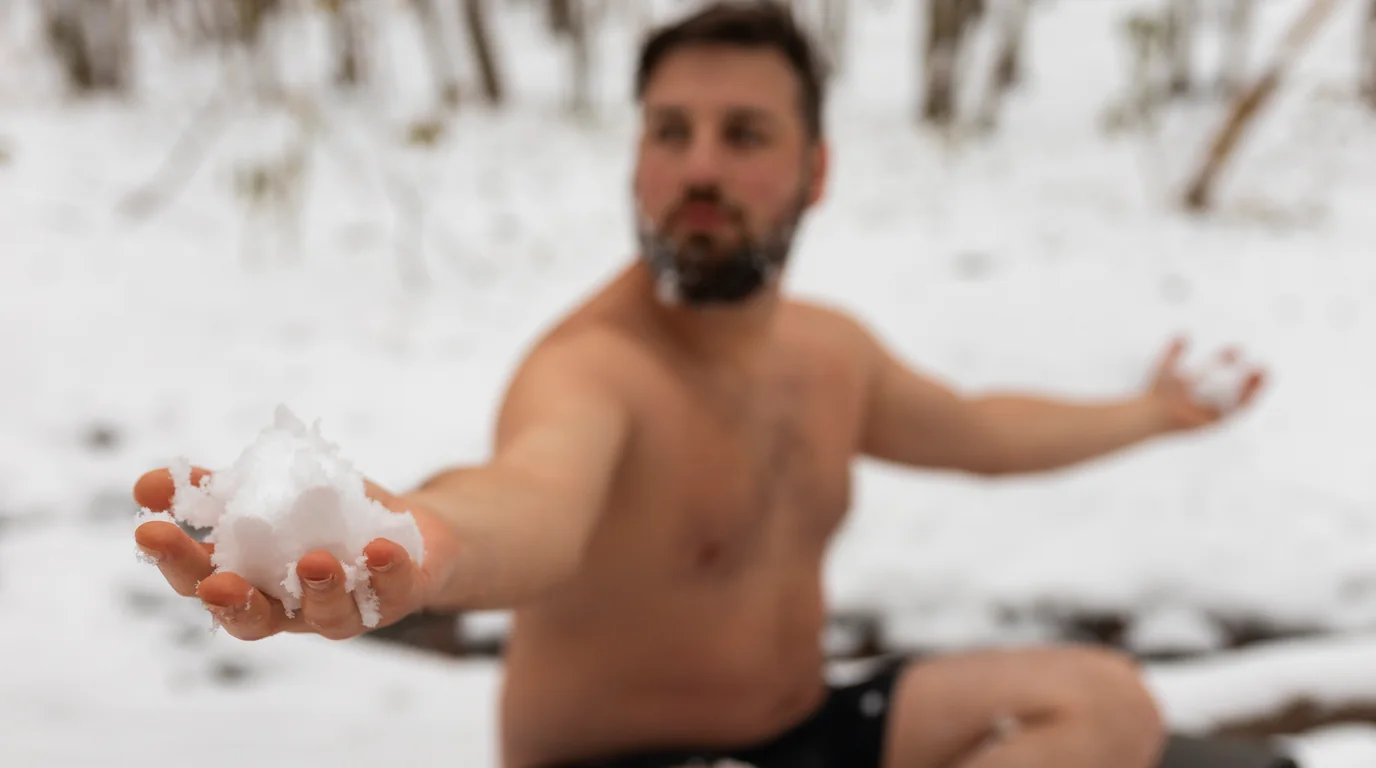 Atleta en forma sumergido en un baño de hielo frío de recuperación después de un entrenamiento extenuante