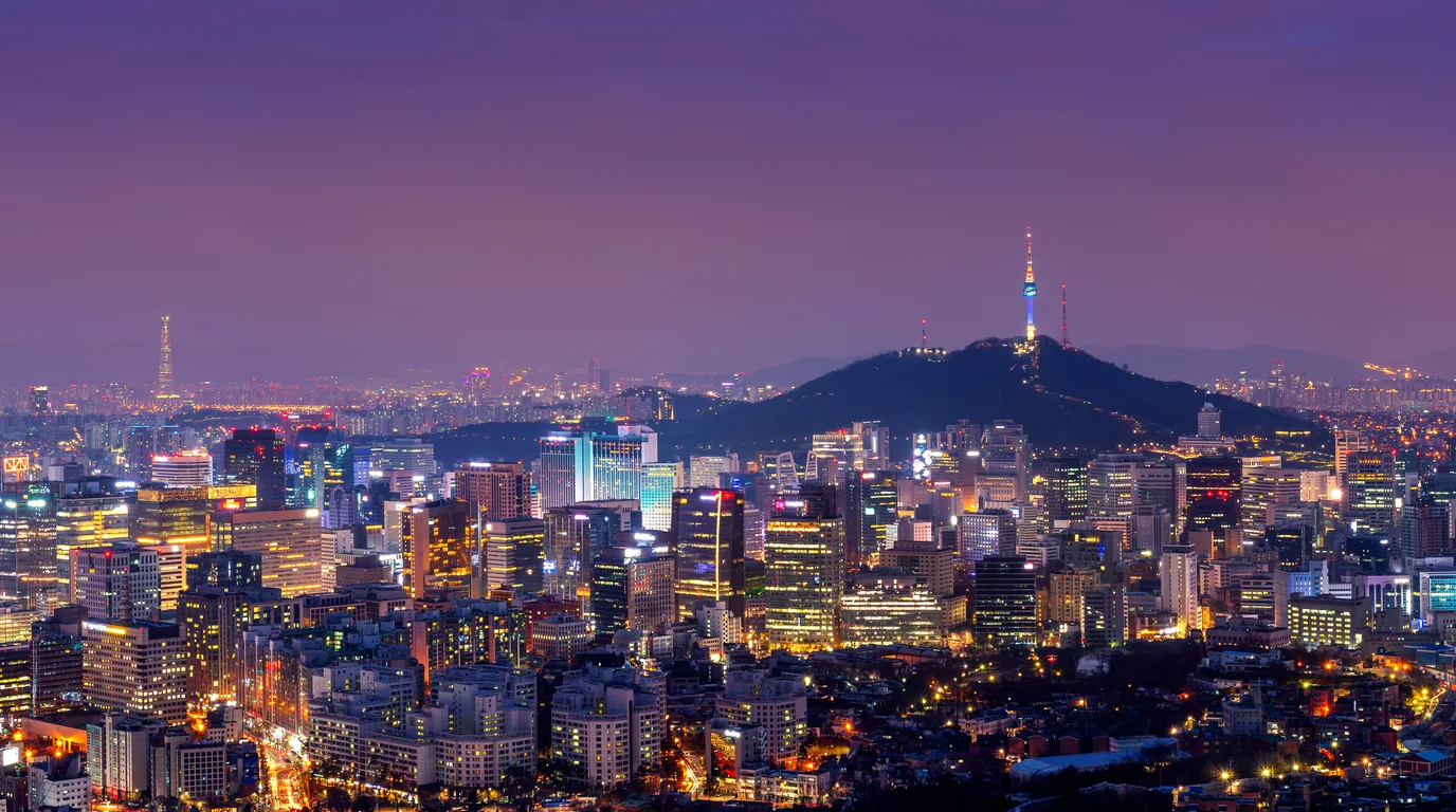 Belebte neonbeleuchtete städtische Ausgehstraße im Zentrum von Seoul, Südkorea