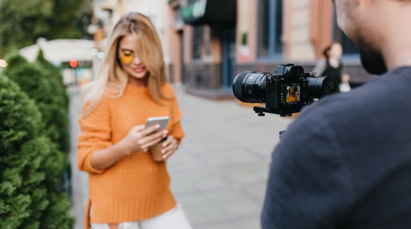 Línea de tiempo de edición de vlogs en una aplicación móvil que rastrea a los peatones en segundo plano y aplica un desenfoque gaussiano cinematográfico