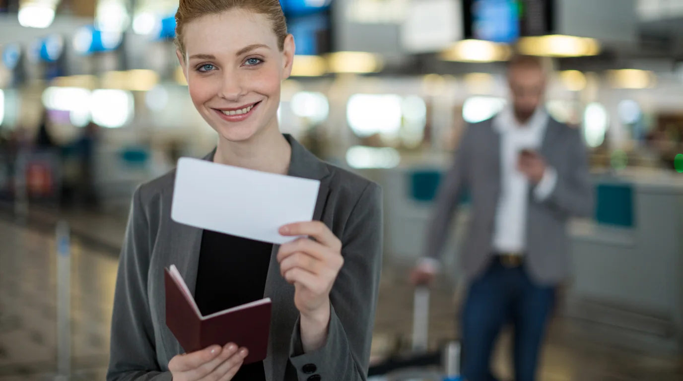 Passeport international et documents de voyage sur une table dans la salle d'embarquement d'un aéroport avec alertes de compte à rebours sur iOS