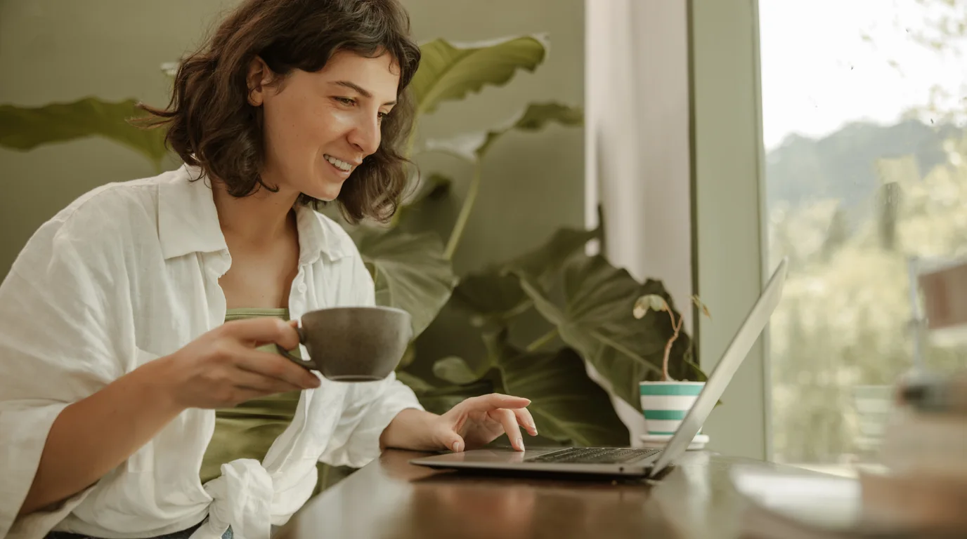Métricas de productividad de autónomos que comparan días laborales fragmentados con bloques de enfoque de trabajo profundo ininterrumpidos