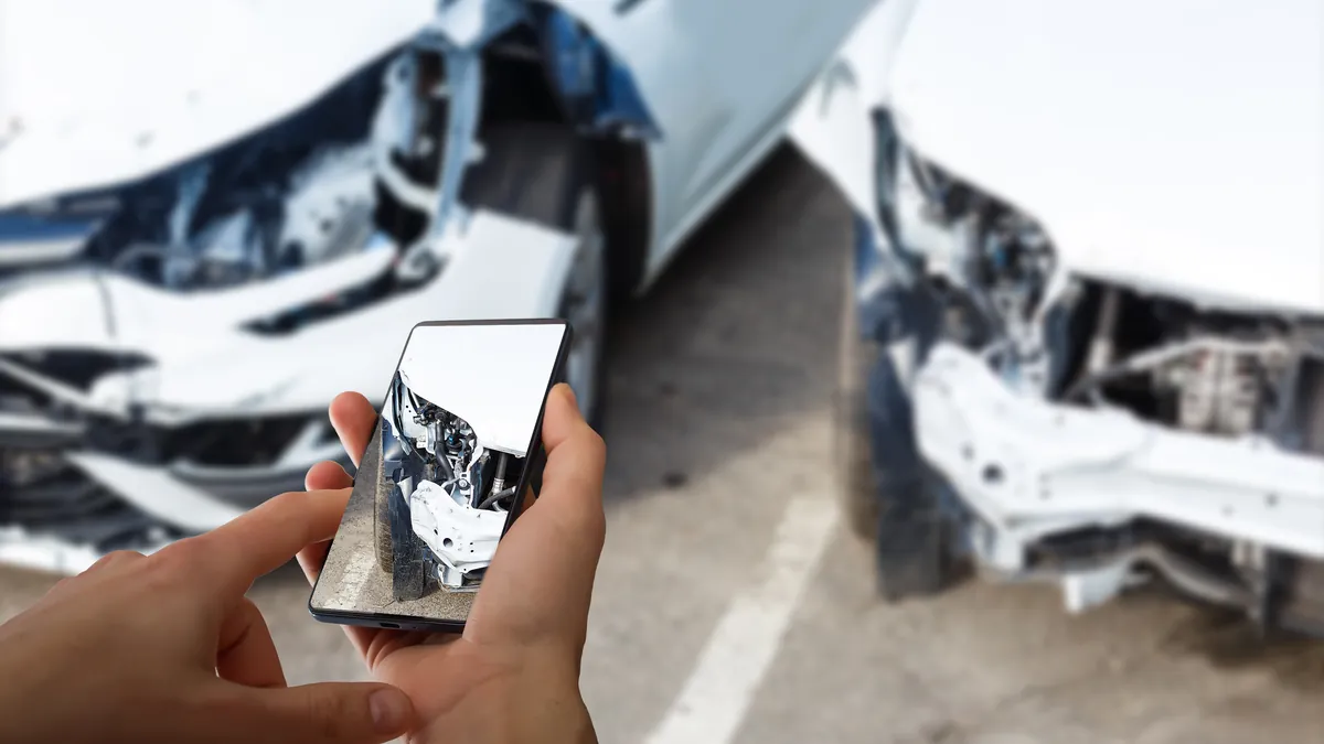 Person mit Smartphone, die in einem schwach beleuchteten Raum einen dringenden Anruf tätigt