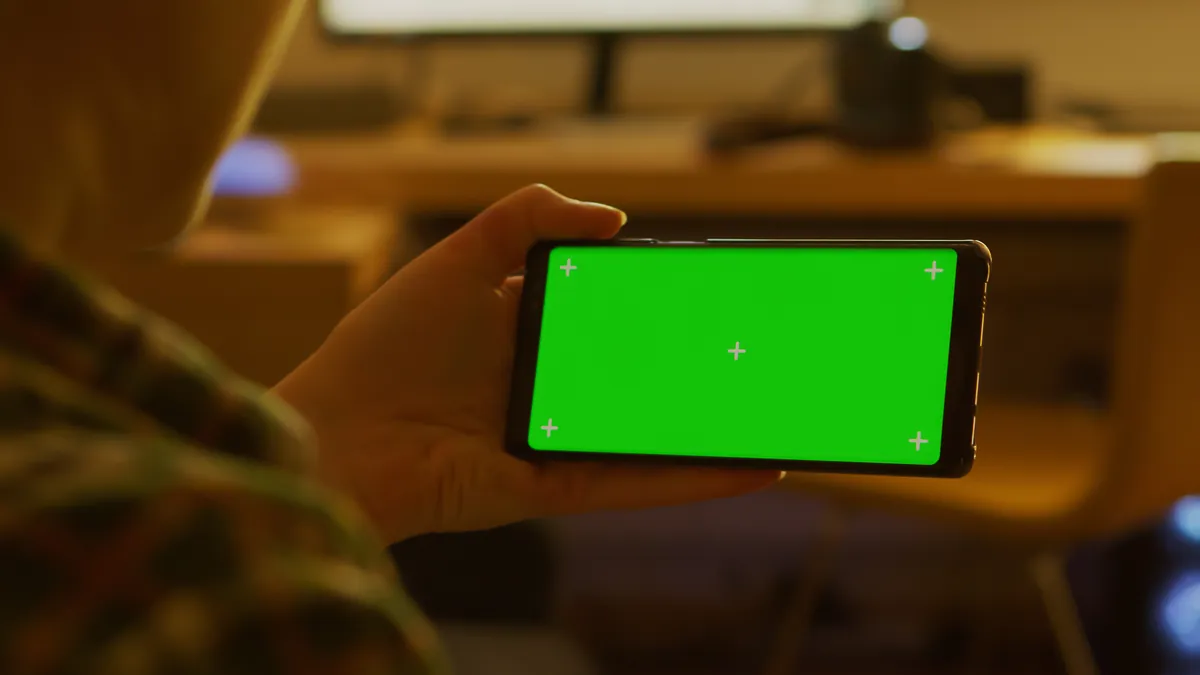 Smartphone connesso alla rete locale wireless in un moderno ambiente residenziale